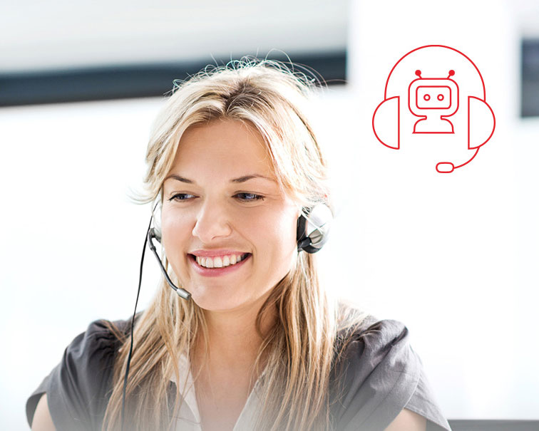 Lächelnde Frau mit Headset im Kundenservice vor hellem Hintergrund; rechts oben ein rotes Symbol eines KI-Telefonassistenten.