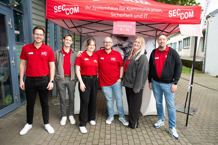 sec-com-2025-messe-sec-com-team-am-eingang