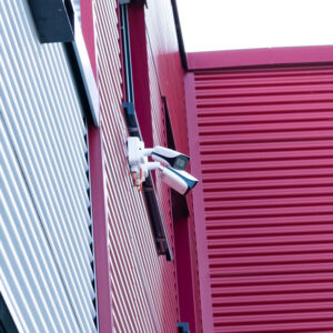 Das Bild zeigt eine zwei Videoüberwachungskameras an der Außenseite des Gebäudes unseres Kunden SIBA